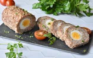 Мясной рулет с яйцом