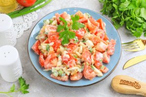 Салат с копченым сыром и помидорами Салат с копченым сыром и помидорами