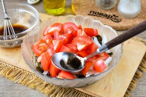 Салат из помидоров с морской капустой Салат из помидоров с морской капустой