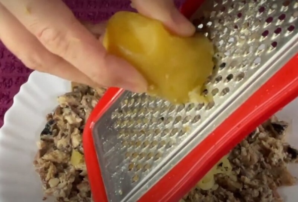 Готовлю каждый раз на праздники. Салат «Дамский каприз» — рецепт известный ещё с советских времён Готовлю каждый раз на праздники. Салат «Дамский каприз» — рецепт известный ещё с советских времён