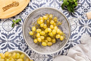 Виноград в чайном желе