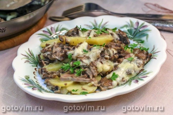 Картофельная запеканка с вареным языком с грибной подливкой