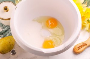 Шарлотка с грушами в аэрогриле