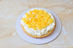 Торт с консервированными персиками и взбитыми сливками Торт с консервированными персиками и взбитыми сливками