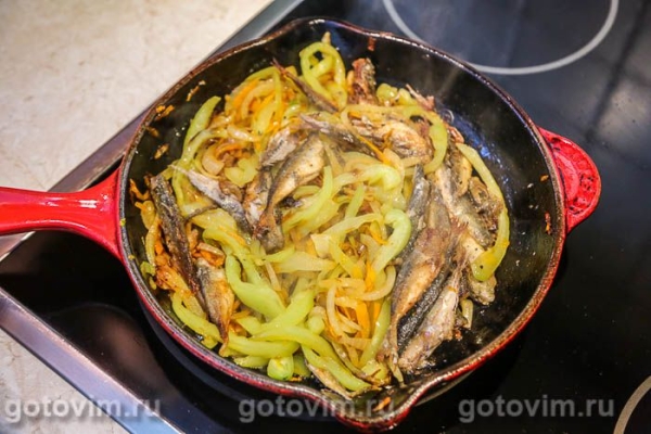 Черноморская ставридка, жаренная с овощами