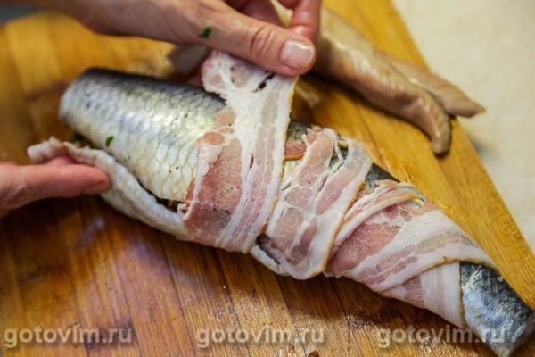 Судак, фаршированный жареными лисичками в беконе Судак, фаршированный жареными лисичками в беконе