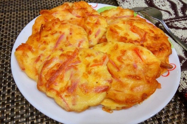 Оладьи с колбасой, сыром и помидорами на кефире