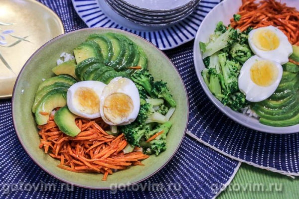 Поке с авокадо, брокколи и яйцом Поке с авокадо, брокколи и яйцом