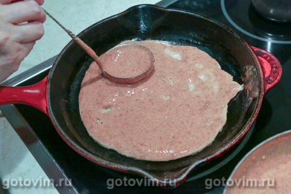 Печеночный торт с карамелизированным луком и клюквой