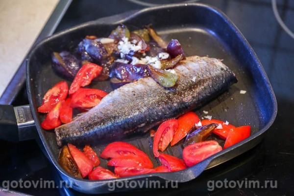 Сельдь, жаренная с помидорами, сливами и чесноком в соевом соусе Сельдь, жаренная с помидорами, сливами и чесноком в соевом соусе