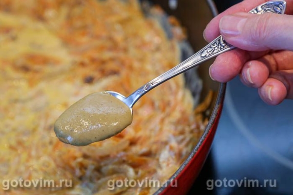 Куриные крылья в с морковью в сметаной на сковороде