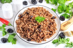 Постная гречневая каша с черносливом Постная гречневая каша с черносливом