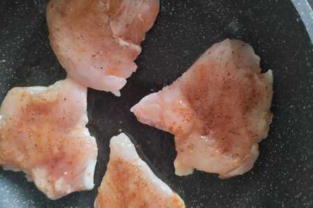 Запеченная куриная грудка с шампиньонами и сулугуни