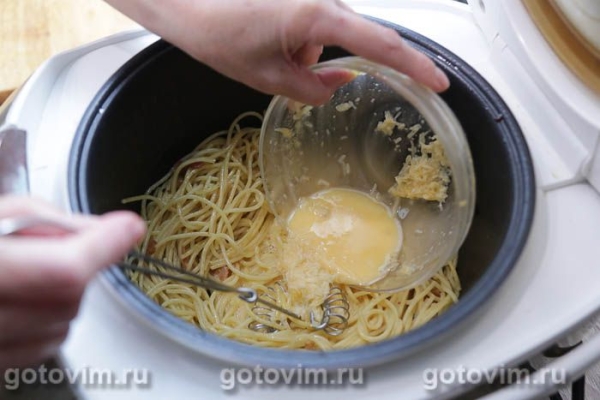 Паста карбонара с беконом и лисичками в мультиварке