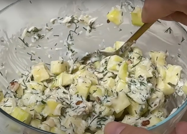 Шеф-повар поделился рецептом: кабачки без жарки, а вкус &ndash; как в дорогом ресторане. Салат удивляет даже гурманов