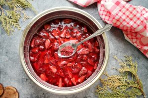 Варенье из клубники с розовым перцем Варенье из клубники с розовым перцем