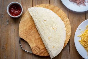 Кесадилья с сыром и колбасой Кесадилья с сыром и колбасой