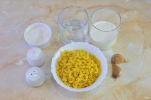 Макароны в сливочном соусе с чесноком