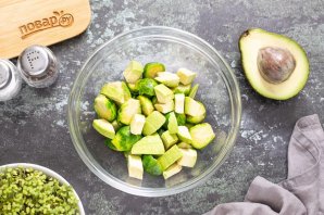 Салат с авокадо и брюссельской капустой Салат с авокадо и брюссельской капустой