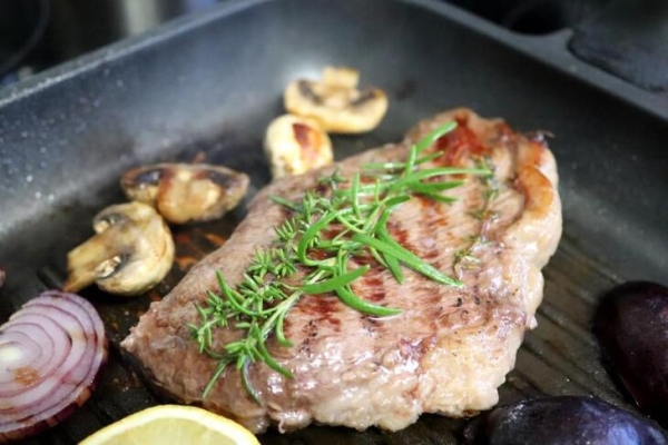 Бифштекс (beef-stеаks) со сливочным маслом Бифштекс (beef-stеаks) со сливочным маслом