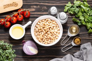 Постный салат с фасолью