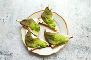 Брускетты с говяжьим языком и корнишонами