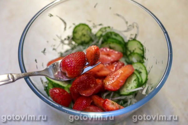 Салат из соленой клубники и огурцов