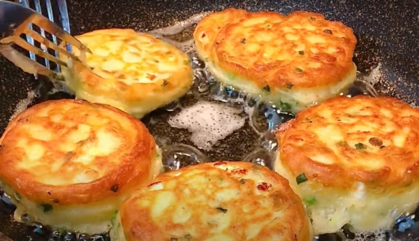 Ленивые пирожки с яйцом и луком. Пышные, мягкие и не оседают: секрет в приготовлении Ленивые пирожки с яйцом и луком. Пышные, мягкие и не оседают: секрет в приготовлении