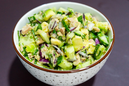 Салат из авокадо с огурцом и тунцом Салат из авокадо с огурцом и тунцом