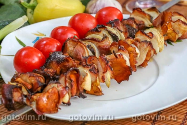 Шашлык из лисичек с беконом и луком