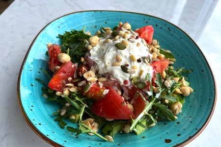 Салат со страчателлой и овощами Салат со страчателлой и овощами