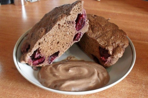 Шоколадно-протеиновый кекс с черешней