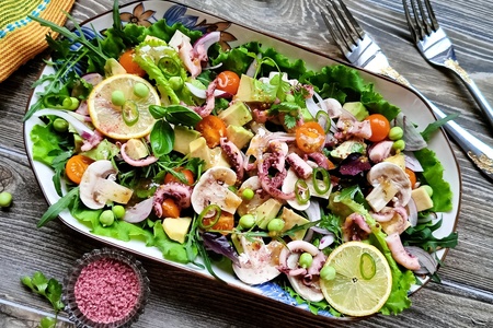 Салат с кальмаром, авокадо и свежими шампиньонами Салат с кальмаром, авокадо и свежими шампиньонами