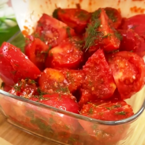 Потрясающий рецепт вкусных малосольных помидорчиков. Когда хочется подать к столу что-то домашнее, сезонное и необычное