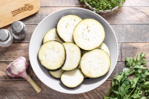 Баклажаны с чесноком и орехами