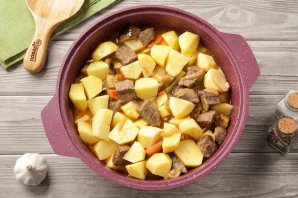 Тушёная картошка с мясом и баклажанами Тушёная картошка с мясом и баклажанами