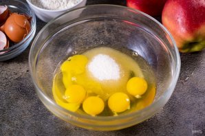 Шарлотка с яблоками и корицей