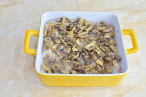 Минтай с шампиньонами в сметане в духовке Минтай с шампиньонами в сметане в духовке