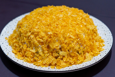 Салат с курицей и чипсами Салат с курицей и чипсами