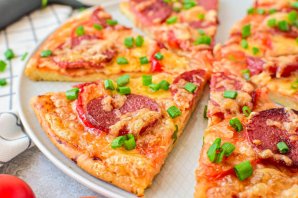 Пицца с копченой колбасой