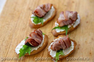 Кростини с инжиром, запеченным в беконе