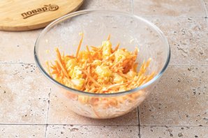 Салат с ананасами, сыром и морковью Салат с ананасами, сыром и морковью