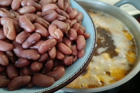 Фасолевый суп с лисичками и копчеными рёбрышками Фасолевый суп с лисичками и копчеными рёбрышками