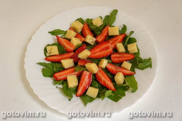 Салат с рукколой, клубникой и сыром Салат с рукколой, клубникой и сыром