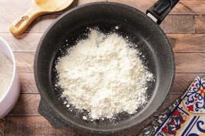 Торт из песочной крошки со сметанным кремом Торт из песочной крошки со сметанным кремом