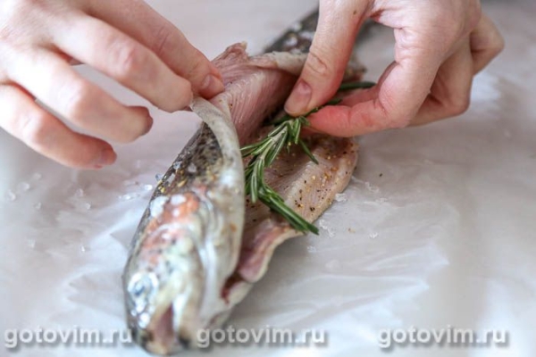Форель, запеченная с морской солью в пергаменте