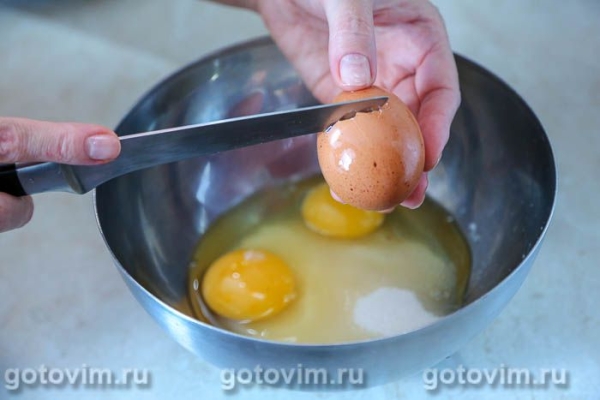 Бисквитный рулет с тертыми яблоками Бисквитный рулет с тертыми яблоками