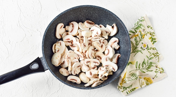 Салат с жареными шампиньонами и ветчиной, пошаговый рецепт с фото на 195 ккал