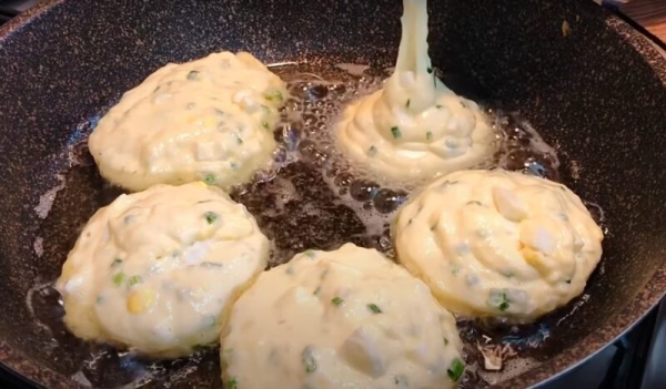 Ленивые пирожки с яйцом и луком. Пышные, мягкие и не оседают: секрет в приготовлении Ленивые пирожки с яйцом и луком. Пышные, мягкие и не оседают: секрет в приготовлении