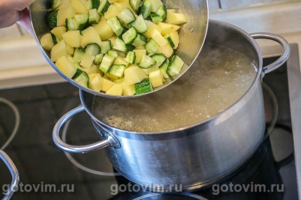 Рассольник с мясом и свежими огурцами